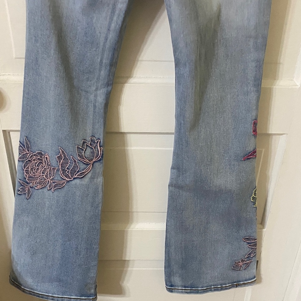 Oli & Hali Embroidered Floral Flare Jeans Size Small - Picture 6 of 13